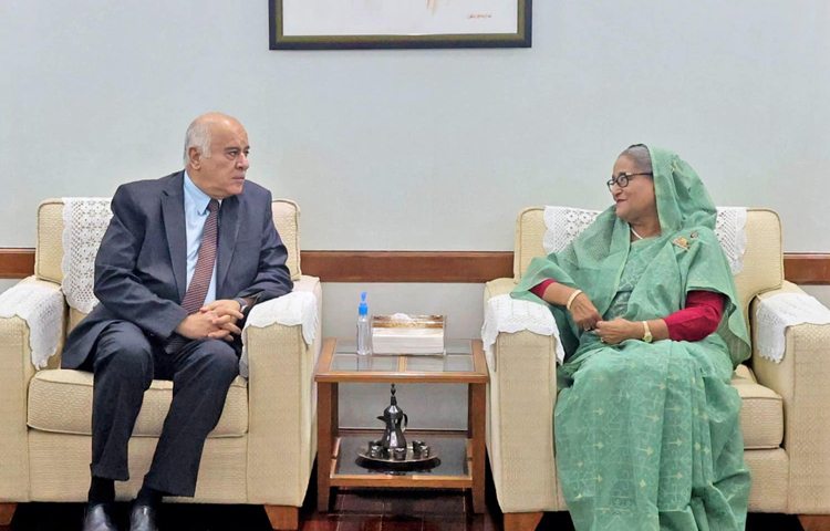 আজ সকালে গণভবনে প্রধানমন্ত্রী শেখ হাসিনার সঙ্গে সৌজন্য সাক্ষাৎ করেন ফিলিস্তিনের ফাতাহ আন্দোলনের মহাসচিব লে. জেনারেল জিবরিল রাজুব। ছবি: ইয়াসিন কবির জয়