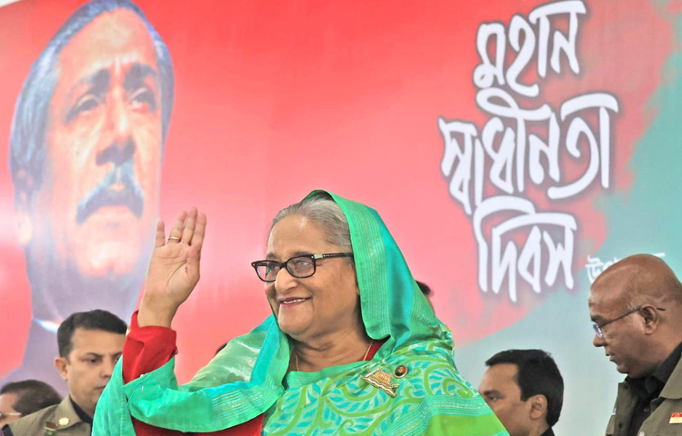 মহান স্বাধীনতা ও জাতীয় দিবস উপলক্ষে আজ তেজগাঁওয়ে ঢাকা জেলা শাখা আওয়ামী লীগ কার্যালয়ে আওয়ামী লীগ আয়োজিত আলোচনা সভায় যোগ দিয়েছেন প্রধানমন্ত্রী শেখ হাসিনা। ছবি: ইয়াসিন কবির জয়