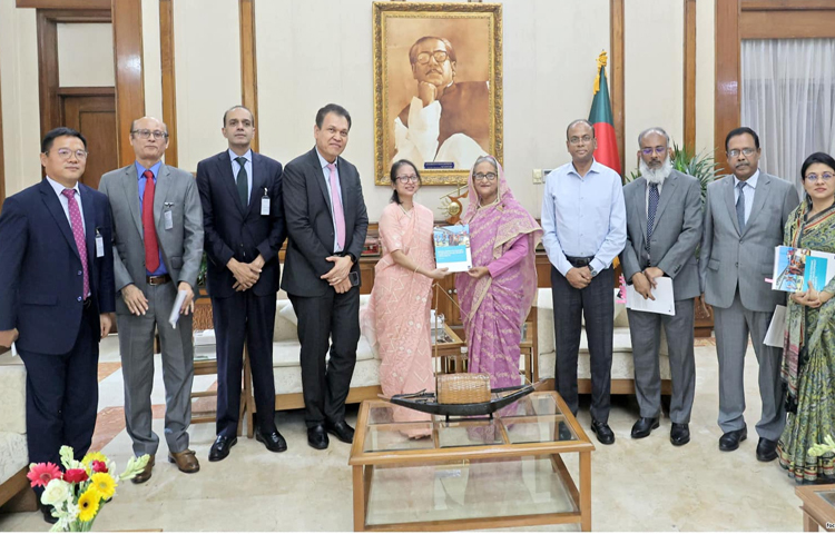 আজ সকালে গণভবনে প্রধানমন্ত্রী শেখ হাসিনার সঙ্গে সৌজন্য সাক্ষাৎ করেন এশিয় উন্নয়ন ব্যাংকের ভাইস প্রেসিডেন্ট (সেক্টর ও থিমস্) ফাতেমা ইয়াসমিন। ছবি: ইয়াসিন কবির জয়