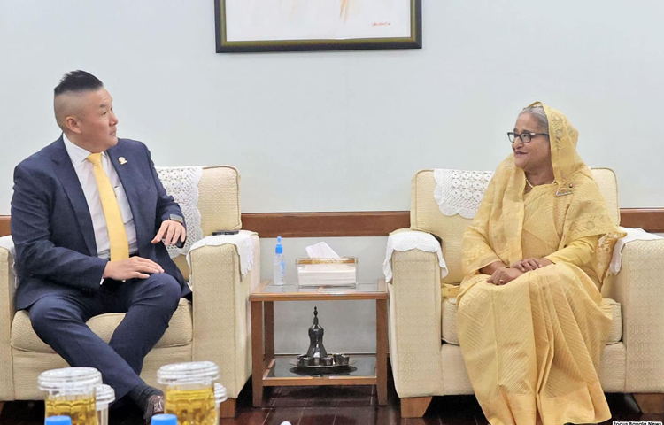 আজ সকালে গণভবনে প্রধানমন্ত্রী শেখ হাসিনার সঙ্গে সৌজন্য সাক্ষাৎ করেন বাংলাদেশে নিযুক্ত চীনের রাষ্ট্রদূত ইয়াও ওয়েন। ছবি: ইয়াসিন কবির জয়