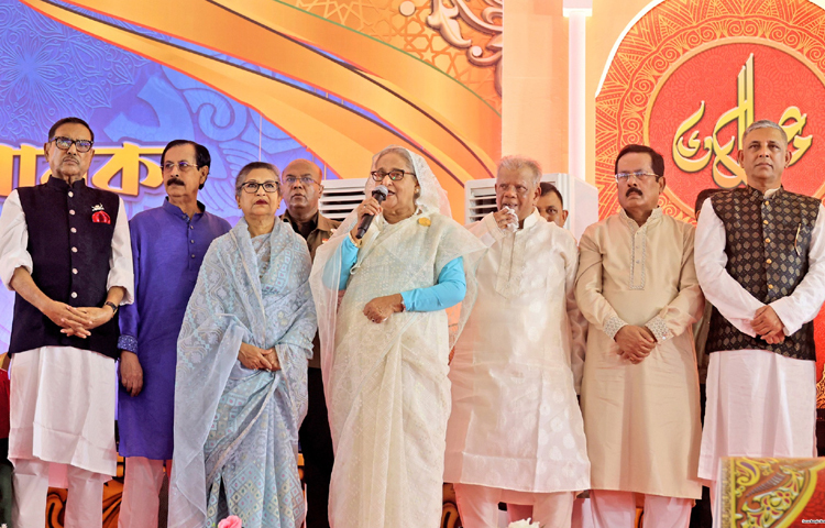 আজ সকালে গণভবনে নেতাকর্মীসহ সর্বস্তরের মানুষের সঙ্গে ঈদ শুভেচ্ছা বিনিময় করেন প্রধানমন্ত্রী শেখ হাসিনা। এসময় প্রধানমন্ত্রীর ছোটবোন শেখ রেহানা সঙ্গে ছিলেন। ছবি: ইয়াসিন কবির জয়