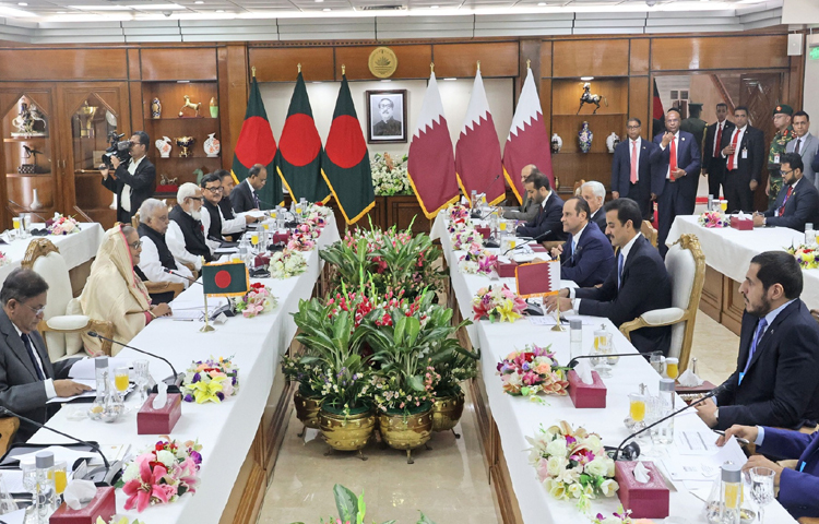 আজ সকালে প্রধানমন্ত্রী শেখ হাসিনার সঙ্গে দ্বিপাক্ষিক বৈঠক করেন ঢাকা সফররত কাতারের আমির শেখ তামিম বিন হামাদ আল থানি। ছবি: ইয়াসিন কবির জয়