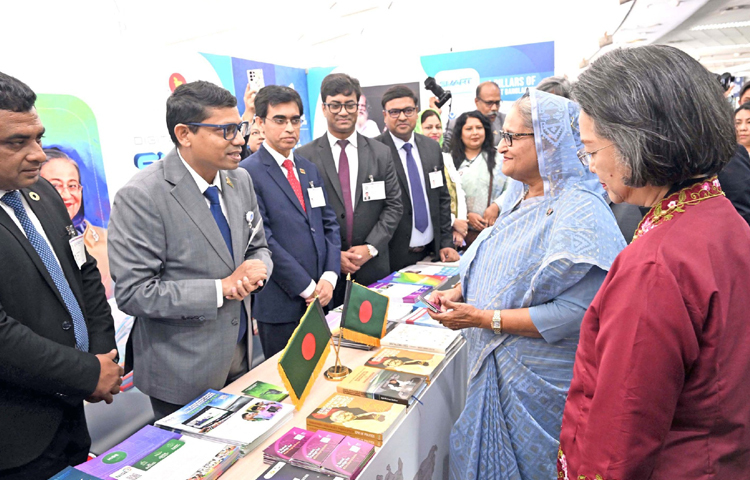 ব্যাংককের ইউনাইটেড নেশনস কনফারেন্স সেন্টারে বাংলাদেশ বুথ পরিদর্শন করেন প্রধানমন্ত্রী শেখ হাসিনা। ছবি: ইয়াসিন কবির জয়