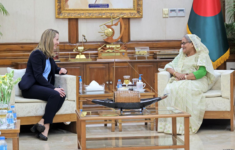 গণভবনে প্রধানমন্ত্রী শেখ হাসিনার সঙ্গে সৌজন্য সাক্ষাৎ করেন জাতিসংঘের আন্তর্জাতিক অভিবাসন সংস্থার (আইওএম) মহাপরিচালক অ্যামি পোপ। ছবি: ইয়াসিন কবির জয়
