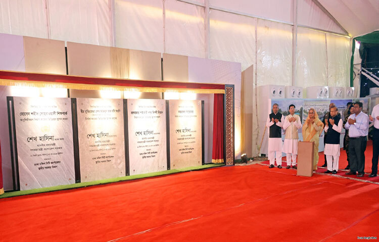 আজ রাজধানীর বঙ্গবাজারে ‘বঙ্গবাজার নগর পাইকারি বিপণী বিতান’, পোস্তগোলা ব্রিজ থেকে রায়েরবাজার স্লুইসগেট পর্যন্ত আট সারির ‘বীর মুক্তিযোদ্ধা ফজলুল হক মণি সরণি (ইনার সার্কুলার রিং রোড)’, ধানমন্ডি হ্রদে ‘নজরুল সরোবর’ এবং শাহবাগে ‘হোসেন শহীদ সোহরাওয়ার্দী শিশু উদ্যান’ আধুনিকীকরণ শীর্ষক চার উন্নয়ন প্রকল্প সুইচ টিপে উদ্বোধন করেন প্রধানমন্ত্রী শেখ হাসিনা। ছবি: ইয়াসিন কবির জয়