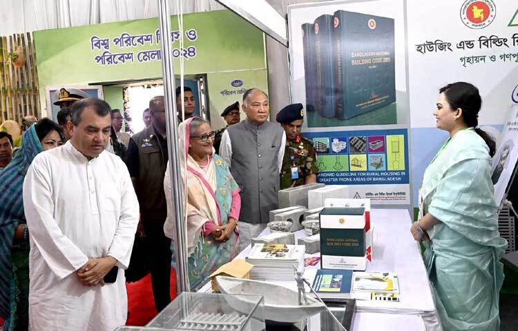 ঢাকায় বঙ্গবন্ধু আন্তর্জাতিক সম্মেলন কেন্দ্রে বিশ্ব পরিবেশ দিবস ও পরিবেশ মেলা-২০২৪ এর স্টল পরিদর্শন করেন প্রধানমন্ত্রী শেখ হাসিনা। ছবি: পিআইডি