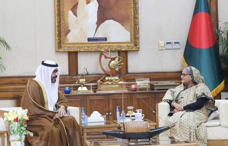গণভবনে প্রধানমন্ত্রী শেখ হাসিনার সঙ্গে সৌজন্য সাক্ষাৎ করেন বাংলাদেশে নিযুক্ত আরব আমিরাতের রাষ্ট্রদূত আবদুল্লাহ আলী আব্দুল্লাহ খাসিফ আলহামুদি। ছবি: ইয়াসিন কবির জয়