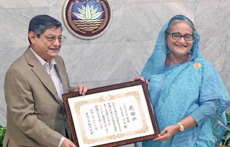 প্রধানমন্ত্রীর কার্যালয়ের মন্ত্রিপরিষদ সভাকক্ষে মন্ত্রিপরিষদ সভার শুরুতে প্রধানমন্ত্রী শেখ হাসিনার হাতে গৃহায়ন ও গণপূর্ত মন্ত্রী র আ ম উবায়দুল মোকতাদির চৌধুরী ২৮ মে ২০২৪ তারিখে জাপানের নাগাসাকি পীস পার্কে শান্তি-স্মৃতিস্তম্ভ স্থাপন করায় নাগাসাকির মেয়র সুজুকি শিরোর বাংলাদেশ দেওয়া প্রশংসা পত্রটি তুলে দেন। ছবি: ইয়াসিন কবির জয়