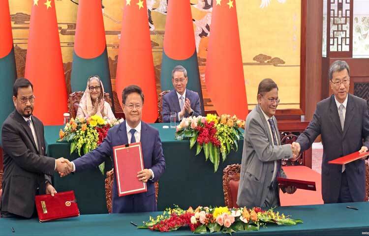 সফররত প্রধানমন্ত্রী শেখ হাসিনা ও চীনের প্রধানমন্ত্রী লি কিয়াংয়ের উপস্থিতিতে আজ গ্রেট হল অব দ্য পিপলের হলরুমে বাংলাদেশ ও চীনের মধ্যে ২১টি সমঝোতা স্মারক ও চুক্তি এবং সাতটি ঘোষণাপত্র সই হয়। ছবি: ইয়াসিন কবির জয়