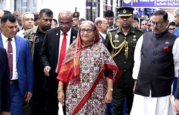 তিনদিনের দ্বিপাক্ষিক সফর শেষে বেইজিং থেকে ঢাকা ফিরেছেন প্রধানমন্ত্রী শেখ হাসিনা। ছবি: পিআইডি