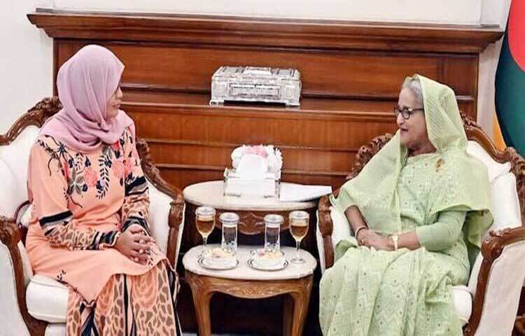 আজ প্রধানমন্ত্রী শেখ হাসিনার সঙ্গে বিদায়ী সাক্ষাৎ করেন বাংলাদেশে নিযুক্ত মালয়েশিয়ার হাইকমিশনার হাজনাহ মো. হাশিম। ছবি: সালাহ উদ্দিন জসিম