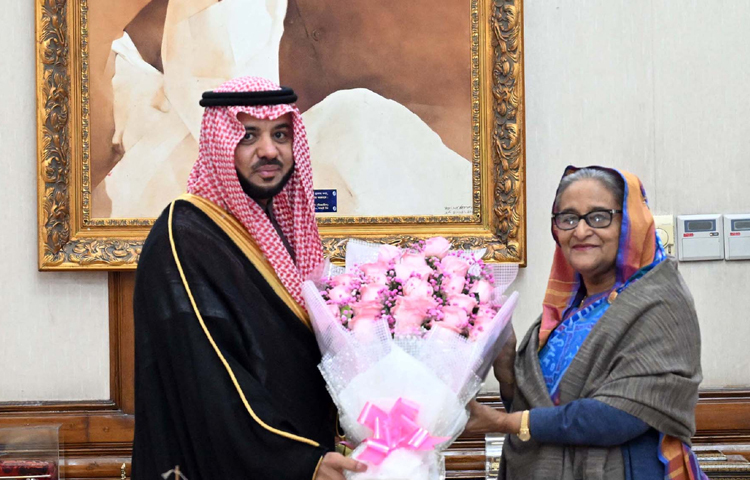 নির্বাচনে নিরঙ্কুশ সংখ্যাগরিষ্ঠতা অর্জন করে সরকার গঠন করায় প্রধানমন্ত্রী শেখ হাসিনাকে সৌদি আরবের ক্রাউন প্রিন্সের পক্ষ থেকে ফুলের শুভেচ্ছা জানান সেদেশের রাষ্ট্রদূত মি. ঈসা ইউসুফ ঈসা আলদুহাইলান। ছবি: ইয়াসিন কবির জয়