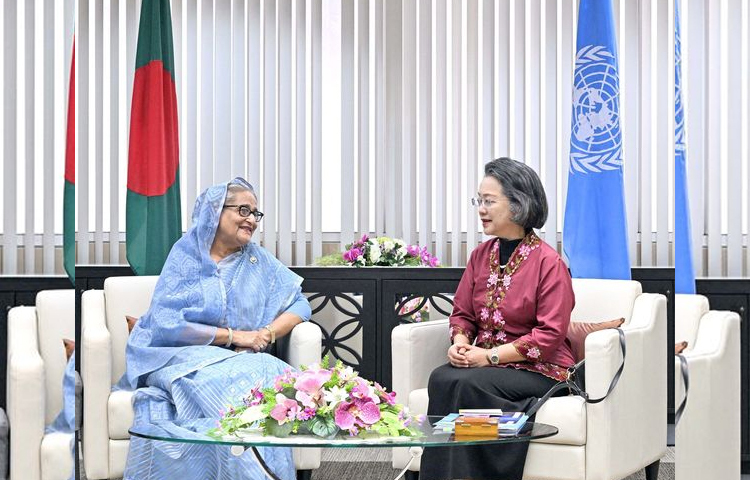 আজ ব্যাংককের ইউনাইটেড নেশনস কনফারেন্স সেন্টারের মিটিং রুমে প্রধানমন্ত্রী শেখ হাসিনার সঙ্গে সৌজন্য সাক্ষাৎ করেন এসকাপ-এর নির্বাহী সচিব মিস আরমিদা সালসিয়াহ আলিসজাহবানা। ছবি: ইয়াসিন কবির জয়