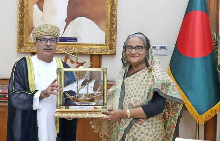 আজ গণভবনে প্রধানমন্ত্রী শেখ হাসিনার সঙ্গে সৌজন্য সাক্ষাৎ করেন ওমানের রাষ্ট্রদূত আব্দুল গাফ্ফার বিন আব্দুল করিম আল বুলুশি। ছবি: ইয়াসিন কবির জয়