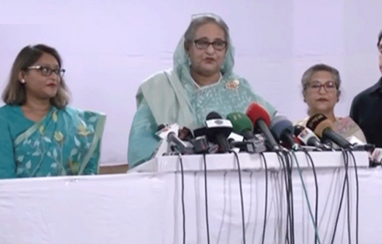 ভোট দেওয়ার পর জয়ের ব্যাপারে আশা প্রকাশ করে প্রধানমন্ত্রী বলেন, নির্বাচন সুষ্ঠুভাবে করতে পারছি সে জন্য দেশবাসীর প্রতি কৃতজ্ঞতা জানাই। আমাদের সামনে আরও কাজ আছে। নৌকা মার্কার জয় হবে। আবার আমরা সরকার গঠন করে দেশের উন্নতি করতে পারবো। ছবি: টিভি ফুটেজ থেকে নেওয়া