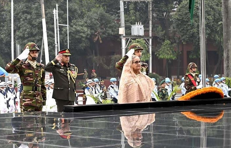 প্রধানমন্ত্রী শেখ হাসিনা বাংলাদেশ সশস্ত্র বাহিনীর বীর শহীদদের প্রতি গভীর শ্রদ্ধা জানিয়েছেন। আজ সকালে ঢাকা সেনানিবাসের শিখা অনির্বাণে পুষ্পস্তবক অর্পণ করে শ্রদ্ধা জানান প্রধানমন্ত্রী। পুষ্পস্তবক অর্পণের পর তিনি সেখানে কিছুক্ষণ নীরবে দাঁড়িয়ে থাকেন। ছবি: বাসস