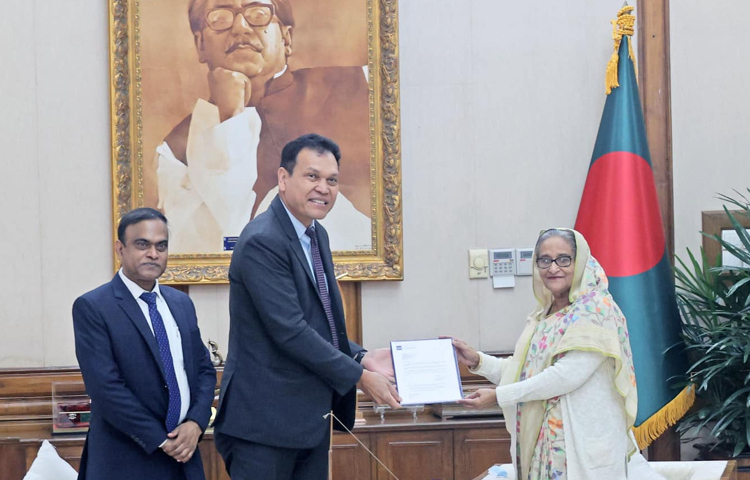 আজ সকালে গণভবনে এশীয় উন্নয়ন ব্যাংকের (এডিবি) কান্ট্রি ডিরেক্টর এডিমন গিন্টিং সৌজন্য সাক্ষাৎ করতে এসে প্রধানমন্ত্রী শেখ হাসিনার হাতে এডিবি’র প্রেসিডেন্টের অভিনন্দনপত্র তুলে দেন। ছবি: ইয়াসিন কবির জয়