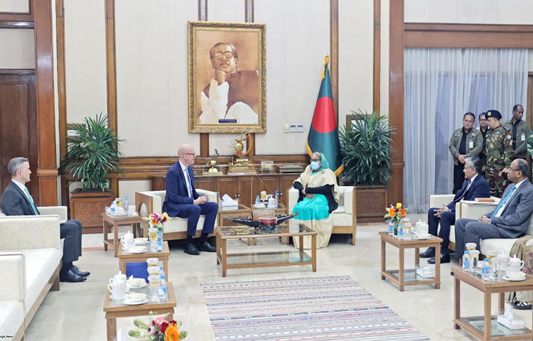 আজ সকালে গণভবনে প্রধানমন্ত্রী শেখ হাসিনার সঙ্গে সৌজন্য সাক্ষাৎ করেন ইউরোপিয়ান ইউনিয়নের (ইইউ) রাষ্ট্রদূত চার্লস হোয়াইটলি। ছবি: ইয়াসিন কবির জয়