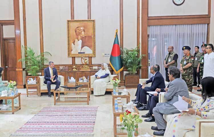 গণভবনে প্রধানমন্ত্রী শেখ হাসিনার সঙ্গে সৌজন্য সাক্ষাৎ করেন ইন্টারন্যাশনাল মেরিটাইম অর্গানাইজেশন (আইএমও) সেক্রেটারি জেনারেল আর্সেনিও আন্তোনিও ডমিঙ্গুয়েজ ভেলাস্কো। ছবি: ইয়াসিন কবির জয়