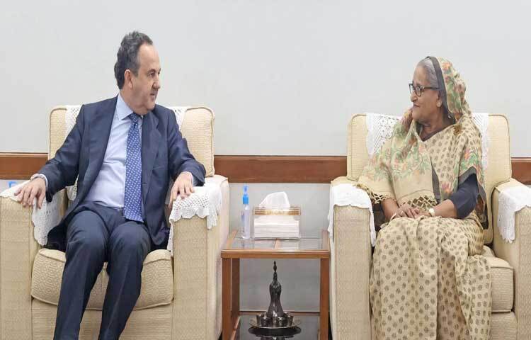 গণভবনে প্রধানমন্ত্রী শেখ হাসিনার সঙ্গে সৌজন্য সাক্ষাৎ করেন স্পেনের রাষ্ট্রদূত গ্যাব্রিয়েল মারিয়া সিস্টিয়াগা ওচোয়া ডি শিঞ্চেত্রু। ছবি: ইয়াসিন কবির জয়