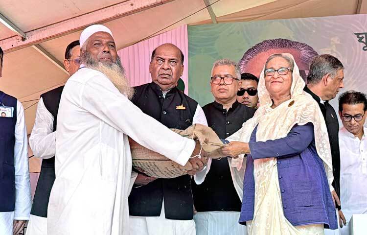 পটুয়াখালীর কলাপাড়ার সাকারি মোজাহার উদ্দিন বিশ্বাস ডিগ্রি কলেজে ঘূর্ণিঝড় রিমালে ক্ষতিগ্রস্তদের মাঝে ত্রাণ বিতরণ করেন প্রধানমন্ত্রী শেখ হাসিনা। ছবি: ইয়াসিন কবির জয়