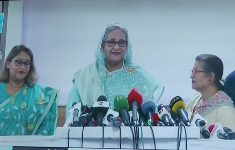রাজধানীর সিটি কলেজ কেন্দ্রে ভোট দেওয়ার পর গণমাধ্যমের সঙ্গে কথা বলেন প্রধানমন্ত্রী শেখ হাসিনা। ছবি: টিভি ফুটেজ থেকে নেওয়া