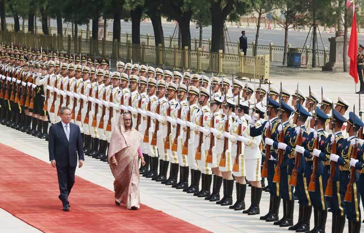 বেইজিংয়ের ‘গ্রেট হল অব দ্য পিপল’ এ সফররত প্রধানমন্ত্রী শেখ হাসিনাকে রাষ্ট্রীয় অভ্যর্থনা, লাল গালিচা সংবর্ধনা ও গার্ড অব অনার প্রদান করা হয়েছে। ছবি: ইয়াসিন কবির জয়