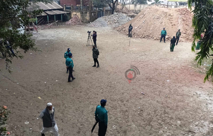 ভোটকেন্দ্রের নিরাপত্তায় সর্তক অবস্থানে আইনশৃঙ্খলা বাহিনী। ছবি: মাহবুব আলম।