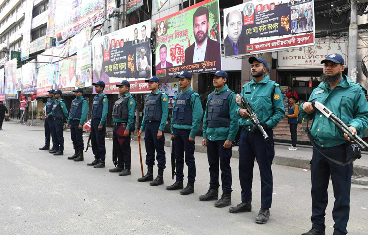 প্রয়াত জিয়াউর রহমানের ৮৮তম জন্মবার্ষিকী উপলক্ষে রাজধানীতে শোভাযাত্রার জন্য অনুমতি দেয়নি ঢাকা মেট্রোপলিটন পুলিশ। একই সঙ্গে বিএনপির কেন্দ্রীয় কার্যালয়ের সামনে অতিরিক্ত পুলিশ মোতায়েন করা হয়েছে। ছবি: বিপ্লব দীক্ষিত