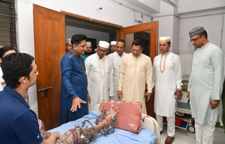 ঈদের নামাজ শেষে অসুস্থ পুলিশ সদস্যদের দেখতে হাসপাতালে গেছেন পুলিশ মহাপরিদর্শক (আইজিপি) চৌধুরী আবদুল্লাহ আল-মামুন। ছবি: তৌহিদুজ্জামান তন্ময়