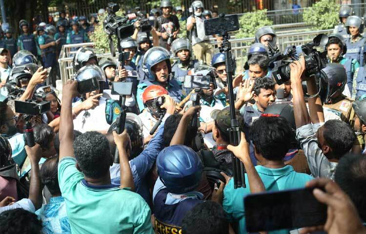 ঢাকা বিশ্ববিদ্যালয়ের টিএসসিতে শিক্ষার্থীদের ছত্রভঙ্গ করতে সাউন্ড গ্রেনেডের বিস্ফোরণ ঘটিয়েছে পুলিশ। আজ দুপুর ২টা ৪০ মিনিটের দিকে শিক্ষার্থীরা টিএসসিতে জড়ো হতে চাইলে পুলিশ দুটি সাউন্ড গ্রেনেডের বিস্ফোরণ ঘটিয়ে তাদের ছত্রভঙ্গ করে দেয়। ছবি: রায়হান আহমেদ