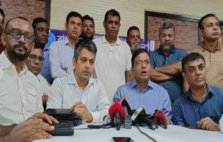 পুলিশের ইন্সপেক্টর থেকে অধস্তনদের নিয়ে গড়া সংগঠন বাংলাদেশ পুলিশ অ্যাসোসিয়েশনের পুরোনো কমিটি ভেঙে দিয়ে নতুন কমিটি গঠন করা হয়েছে। নতুন কমিটির সভাপতি করা হয়েছে পুলিশ পরিদর্শক মো. আব্দুল্লাহেল বাকী ও সাধারণ সম্পাদক করা হয়েছে দাউদ হোসেনকে। ছবি: তৌহিদুজ্জামান তন্ময়