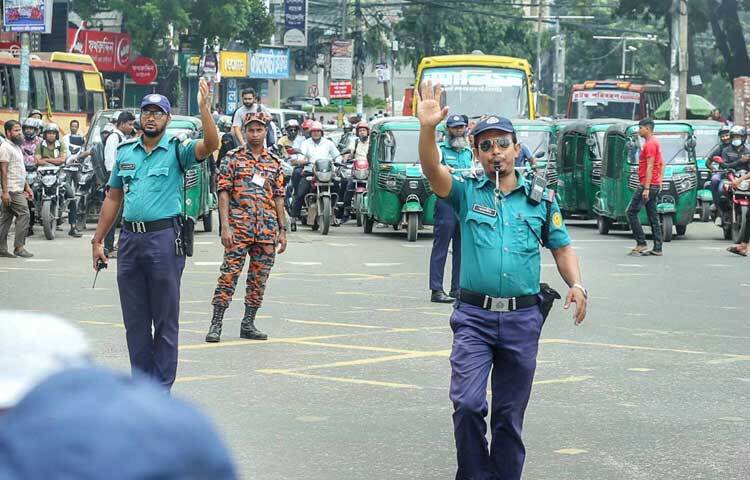 টানা ছয়দিন পর রাজধানীর সড়কে ফিরেছে ট্রাফিক পুলিশ। ছবি: মাহবুব আলম