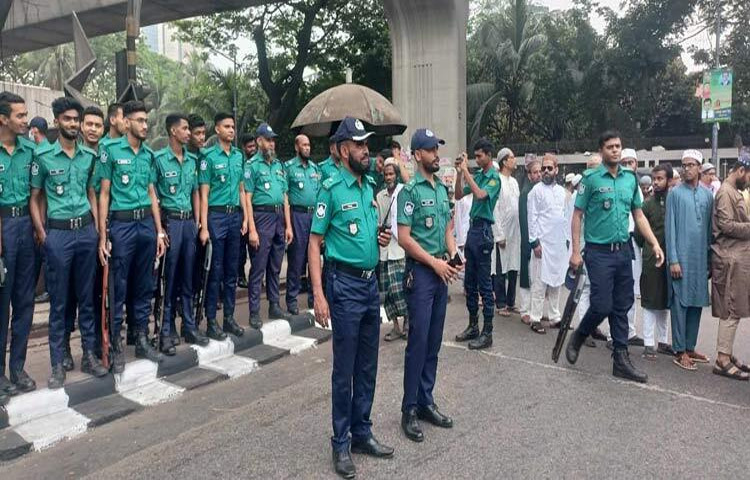 ঢাকার মানুষের নিরাপত্তায় সড়কে কাটছে পুলিশের ঈদ। ছবি: জাগো নিউজ