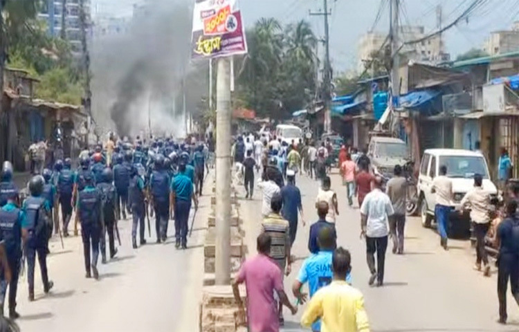 মাওলানা রইস উদ্দিনের মৃত্যুর প্রতিবাদে চট্টগ্রামে সড়ক অবরোধকারীদের টিয়ারশেল নিক্ষেপ করে ছত্রভঙ্গ করে দিয়েছে পুলিশ। ছবি: জাগো নিউজ