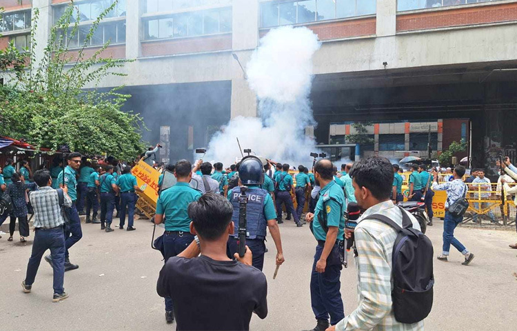 তিন দফা দাবি আদায়ে ১৭তম শিক্ষক নিবন্ধনধারী শিক্ষকরা সচিবালয় অভিমুখে যাত্রা করলে বাধা দেয় পুলিশ। এসময় গুরুত্বপূর্ণ রাষ্ট্রীয় স্থাপনা সচিবালয় এলাকা থেকে আন্দোলনকারীদের সরে যাওয়ার অনুরোধ করলে তা মানতে অপারগতা প্রকাশ করেন তারা। পরে আন্দোলনকারীদের ছত্রভঙ্গ করতে পুলিশ তাদের দিকে ছয়টি সাউন্ড গ্রেনেড নিক্ষেপ করে। ছবি: অভিজিৎ রায়