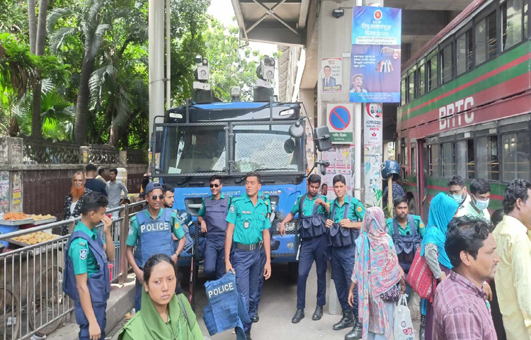 চাকরিচ্যুত ও ক্ষতিগ্রস্ত বিডিআর সদস্যদের চাকরিতে পুনর্বহাল করাসহ ৩ দফা দাবিতে আজ দ্বিতীয় দিনের মত জাতীয় জাদুঘরের সামনে অবস্থান করেছে চাকরিচ্যুত বিডিআর সদস্যরা। এদিকে শাহবাগ মোড়ে সতর্ক অবস্থায় রয়েছে পুলিশ। ছবি: নাহিদ সাব্বির