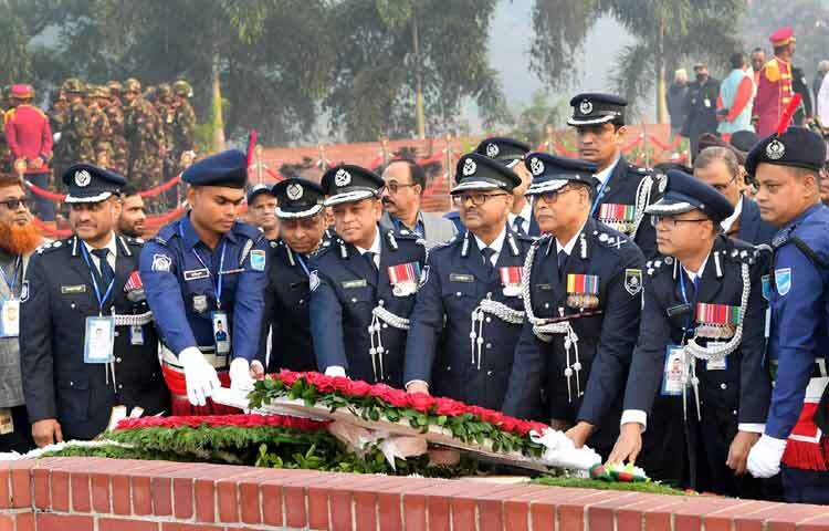 মহান বিজয় দিবস উপলক্ষে বাংলাদেশ পুলিশের মহাপরিদর্শক বাহারুল আলম ঢাকায় সাভারে জাতীয় স্মৃতিসৌধে পুষ্পস্তবক অর্পণের মাধ্যমে শহীদদের প্রতি শ্রদ্ধা নিবেদন করেন। ছবি: পিআইডি