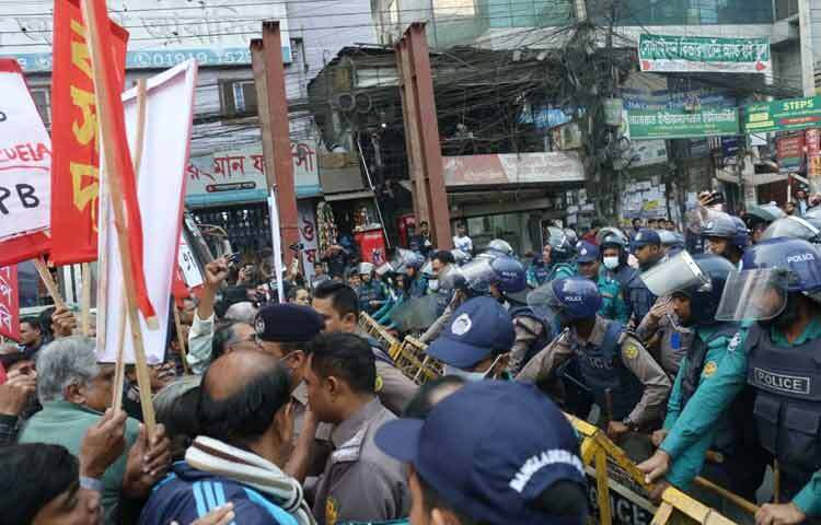 ভেনেজুয়েলার প্রেসিডেন্ট নিকোলাস মাদুরোর মুক্তির দাবিতে মার্কিন দূতাবাস অভিমুখে বিক্ষোভ মিছিল করেছে বামপন্থি দলগুলোর রাজনৈতিক মঞ্চ গণতান্ত্রিক যুক্তফ্রন্ট। ছবি: মাহবুব আলম