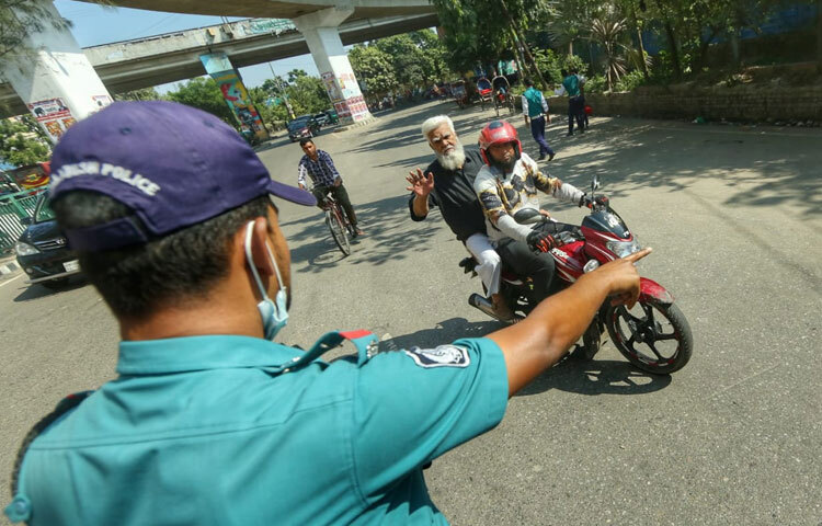 সকাল থেকে বিভিন্ন পয়েন্টে চেকপোস্ট বসিয়ে পুলিশ মোটরসাইকেল ও ব্যক্তিগত গাড়ি থামিয়ে কাগজপত্র যাচাই করছে। একই সঙ্গে যাত্রীদের জিজ্ঞাসাবাদও করা হচ্ছে। নিরাপত্তা কারণেই এ তৎপরতা বলে জানিয়েছে পুলিশ সদস্যরা।