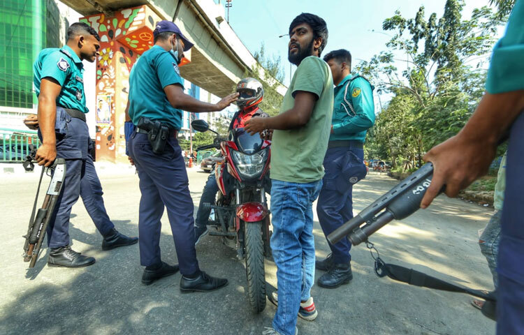 পুলিশের দাবি, ১৭ নভেম্বরকে সামনে রেখে কোনো নাশকতা কিংবা অস্থিতিশীল পরিস্থিতি সৃষ্টির চেষ্টা যেন না হয়, সে জন্যই এ কঠোর নজরদারি। পরিস্থিতি স্বাভাবিক রাখতে তারা সর্বোচ্চ সতর্ক অবস্থানে রয়েছে।