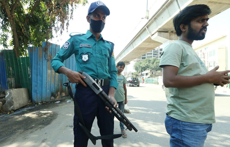 শহরের বিভিন্ন এলাকায় এমন দৃশ্য দেখা গেলেও এফডিসি সংলগ্ন এলাকার চেকপোস্টে সকাল থেকেই ছিল বাড়তি তৎপরতা।