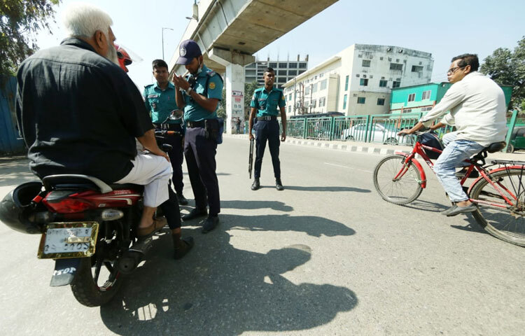 দিন যত ঘনিয়ে আসছে, রায়কে ঘিরে রাজনৈতিক উত্তাপও তত বাড়ছে। এ কারণে সড়কে পুলিশি তৎপরতা আগামী কয়েক দিন আরও বাড়তে পারে বলে ধারণা করা হচ্ছে।