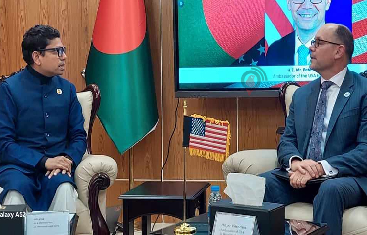 বাংলাদেশে নিযুক্ত মার্কিন রাষ্ট্রদূত পিটার হাসের সঙ্গে আজ সচিবালয়ে নিজ দপ্তরে বৈঠক শেষে সাংবাদিকদের এক প্রশ্নের জবাবে ডাক, টেলিযোগাযোগ ও তথ্যপ্রযুক্তি প্রতিমন্ত্রী জুনাইদ আহমেদ পলক বলেছেন, আগামী পাঁচ বছর নতুন সরকারের সঙ্গে আরও নতুন নতুন বিষয় নিয়ে সম্ভাবনার দ্বার উন্মোচন হচ্ছে। ছবি: সাইদ শিপন