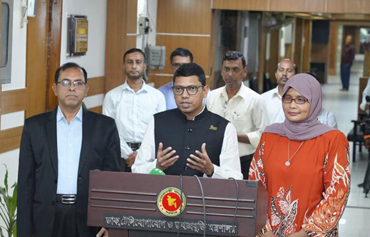 বাংলাদেশের টেলিযোগাযোগ ও আইসিটি খাতে বিনিয়োগ বাড়াতে চায় মালয়েশিয়া। পারস্পরিকভাবে সে পরিবেশ তৈরিতে দুইদেশ একসঙ্গে কাজ করবে বলে বিশ্বাস করে মালয়েশিয়া। আজ সকালে সচিবালয়ে ডাক ও টেলিযোগাযোগ এবং আইসিটি প্রতিমন্ত্রী জুনাইদ আহমেদ পলকের সঙ্গে সৌজন্য সাক্ষাৎ করে বাংলাদেশে মালয়েশিয়ার হাইকমিশনার হাজনা মো. হাসিম এ আগ্রহের কথা জানান। ছবি- সংগৃহীত