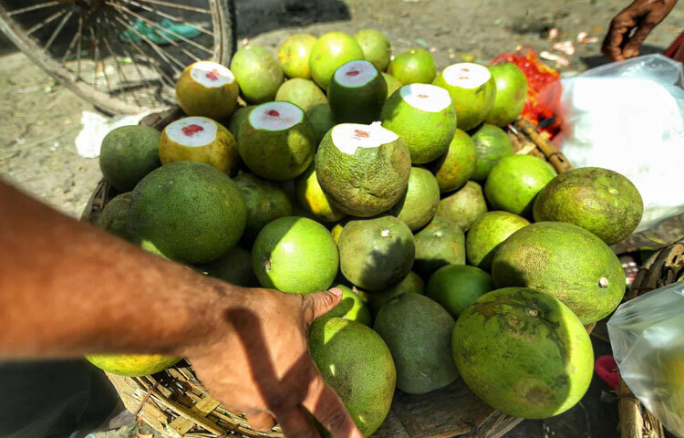 টক-মিষ্টি স্বাদের এই ফলে আছে ভিটামিন রাইবোফ্ল্যাভিন ও থায়ামিন, যা শরীরের স্নায়বিক কার্যক্রমকে স্বাভাবিক রাখে।