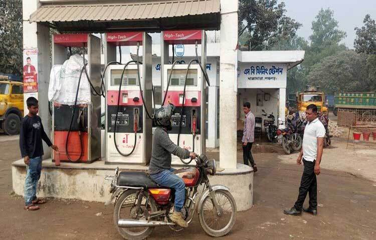 পঞ্চগড়ে তেল উত্তোলন, বিপণন ও পরিবহন বন্ধ করে দিয়েছেন পেট্রোল পাম্প মালিকরা। ৫ ফেব্রুয়ারি সকাল থেকে জেলা পেট্রোল পাম্পগুলো পেট্রোল, ডিজেল ও অকটেন বিক্রি করা বন্ধ করে দেয়। ছবি: সফিকুল আলম