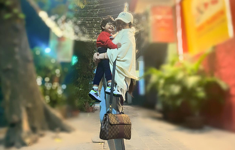 পুণ্য অসুস্থ হওয়ায় যেন পরী অনেকটা নিশ্চুপ হয়ে পড়েছিল। কিন্তু ছেলে সুস্থ হওয়ার পর যেন আবারও ডানা ফিরে পেয়েছেন পরী। ছবি: পরীমণির ফেসবুক থেকে