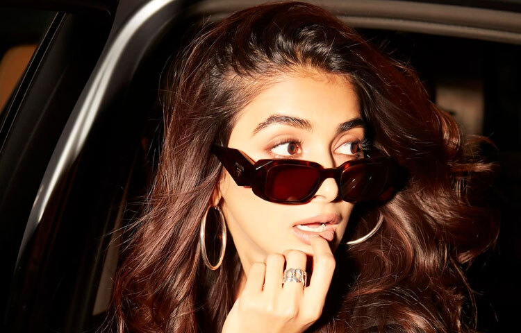 সাহসী কিন্তু কখনোই অতিরিক্ত নয়-এই ভারসাম্যই তাকে ফ্যাশন আইকন করেছে।