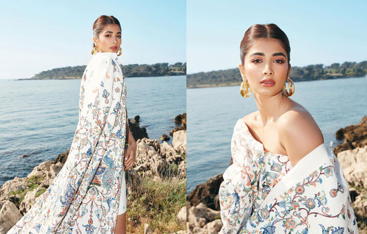 পূজা হেগড়ের সবচেয়ে বড় শক্তি তার ফ্যাশন সেন্স। লাল গালিচা হোক বা বিমানবন্দরের করিডর-প্রতিটি উপস্থিতিতে তিনি যেন একেকটা স্টেটমেন্ট তৈরি করেন।